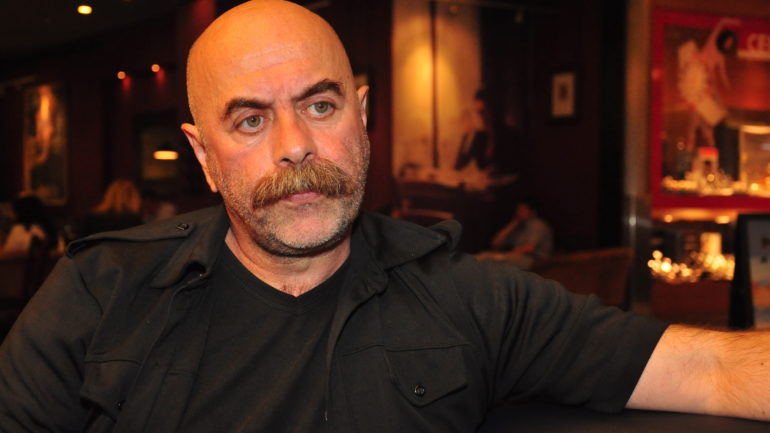 Ezel Akay Yeni Filminde Demet Akbağ ile Uğur Yücel’i Bir Araya Getiriyor!